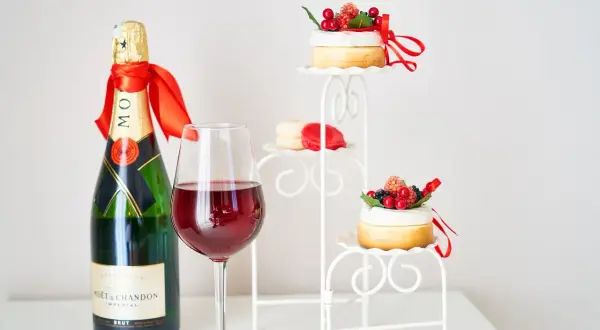 Festeggiamo 11 anni di matrimonio con champagne, vino rosso e dolcetti decorati con frutti di bosco.