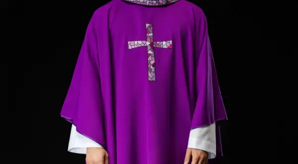 Fioletowa szata liturgiczna z ozdobnym krzyżem, symbolizująca czas pokuty, gdy kończą się roraty.