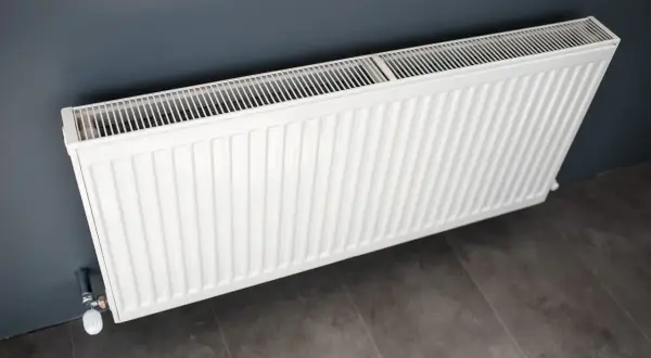 Biały grzejnik stalowy czy aluminiowy? Wybór ogrzewania do domu.