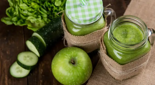 Batidos verdes con pepino y manzana, destacando las propiedades de la manzana para una vida saludable.