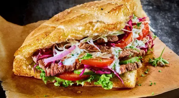 Ile kalorii ma kebab? Sprawdź, co wpływa na jego kcal