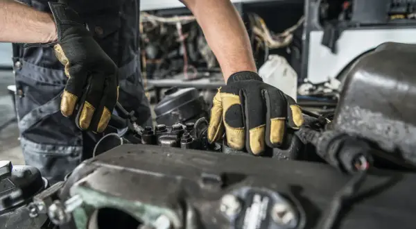 Mecánico revisa un motor 2.0 TDI 184 CV, buscando posibles problemas.