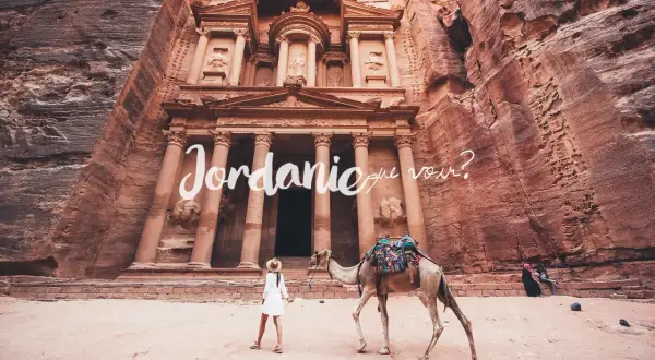 Une femme et un chameau devant le Trésor à Pétra, Jordanie. Un voyage inoubliable dans ce site historique.