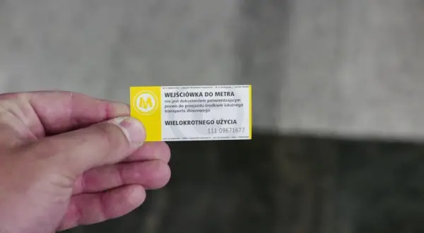 Żółta karta wielokrotnego użytku z symbolem "M" i napisem "Wejściówka do metra" - to nie są bilety na metro warszawa, lecz potwierdzenie wejścia.