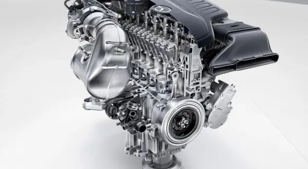 Corte transversal de un motor Mercedes-Benz, mostrando pistones, válvulas y turbocompresor. Podría ser el mejor motor Mercedes Clase E.