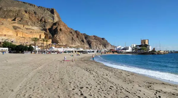 Arena dorada, mar azul y montañas imponentes. ¿Cuál es la mejor playa de Roquetas de Mar? Esta parece una candidata perfecta.