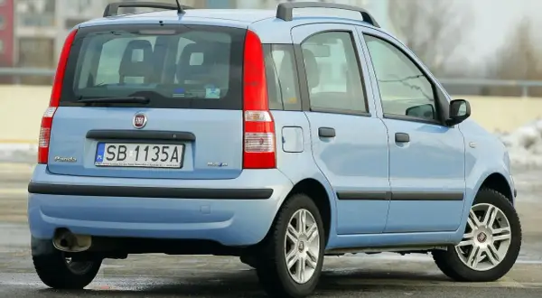 Błękitne małe auto z automatyczną skrzynią biegów, idealne do 10 tys. zł. Fiat Panda Multijet z 2008 roku.