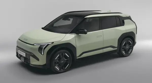 Jasnozielone auto z Korei na 3 litery, Kia EV3 GT-line, z czarnym dachem i felgami, prezentuje nowoczesny design.