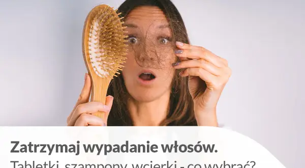 Zaskoczona kobieta trzyma szczotkę z garścią włosów. Dowiedz się, jak powstrzymać hormonalne wypadanie włosów i co wybrać: tabletki, szampony czy wcierki.