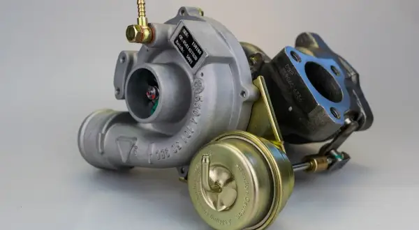 Turbo de coche listo para instalar. Merece la pena reparar un turbo para optimizar el rendimiento del motor.