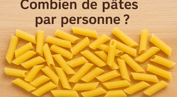 Pâtes penne sur fond de bois, avec la question "Combien de grammes de pâtes par personne ?" écrite en gros caractères.