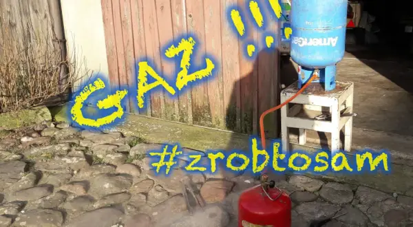 Gaz! Jak zakręcić zawór butli LPG? Czerwona butla z gazem i niebieska butla na stołku, połączone wężem. #zróbtosam