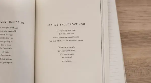 Otwarta książka z wierszami o życiu optymistyczne. Na prawej stronie wiersz "IF THEY TRULY LOVE YOU" mówi o bezwarunkowej miłości.
