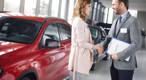 Ile zarabia dealer samochodowy? Odkryj wszystkie czynniki wpływające na wynagrodzenie.