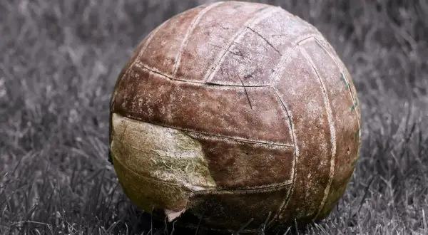 Kto wynalazł piłkę nożną? Fascynująca historia i kontrowersje