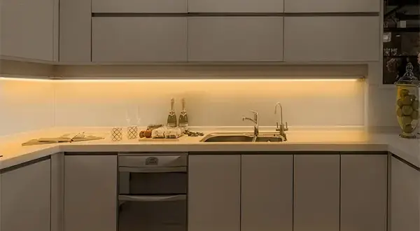 Jaką taśmę LED pod szafki kuchenne wybrać, by uniknąć błędów?