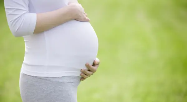 Co przysługuje kobiecie w ciąży? Prawa i świadczenia, które musisz znać