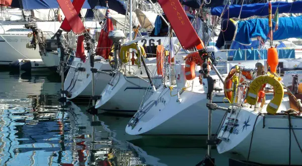 Barche a vela ormeggiate, pronte per una lunga traversata. Il loro significato è libertà e avventura.