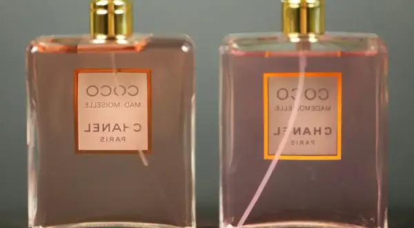 Dwie butelki perfum Chanel Coco Mademoiselle. Na każdej widoczny numer seryjny perfum.