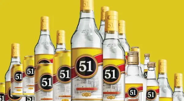 Butelki i puszki z napojem 51. Cachaca co to? To brazylijski alkohol, który można pić na wiele sposobów.