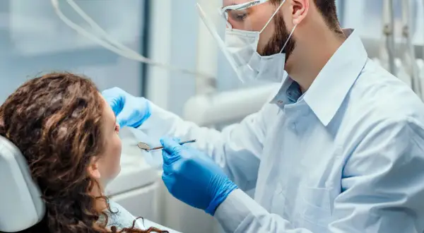 Dentysta NFZ Kraków: Jak znaleźć i leczyć zęby za darmo?