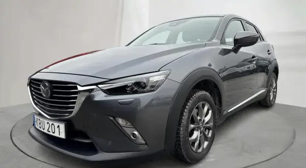 Szary Mazda CX-3 na obrotowej platformie. Sprawdź aktualną mazda cx3 cena i ofertę.
