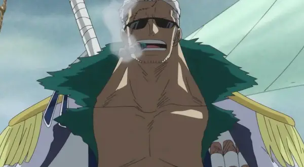Captain Smoker, mit Sonnenbrille und Zigarre im Mund, raucht genüsslich. Seine Uniform ist mit goldenen Epauletten verziert.