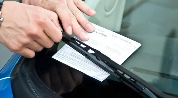 Man coloca una multa de estacionamiento bajo el limpiaparabrisas. ¡Qué carrera tan desafortunada!