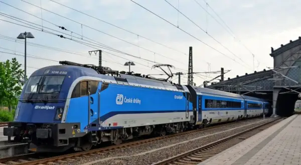 Der Railjet der ČD steht bereit für die Fahrt von Dresden nach Wien.