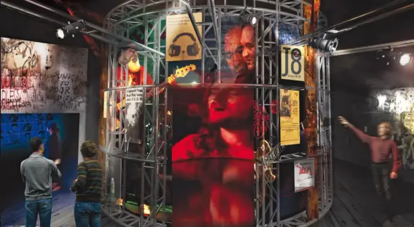 Wystawa w spichlerzu w Jarocinie: rockowa klatka z plakatami, gitarami i zdjęciami artystów.