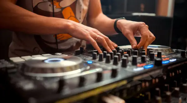 Jakie pytania do DJ na wesele? Kluczowe kwestie, które warto znać