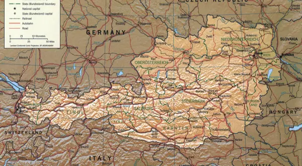 Mapa Austrii pokazuje jej położenie w Europie Środkowej. Czy Austria ma dostęp do morza? Nie, jest krajem śródlądowym, otoczonym przez Niemcy, Czechy, Słowację, Węgry, Słowenię, Włochy i Szwajcarię.