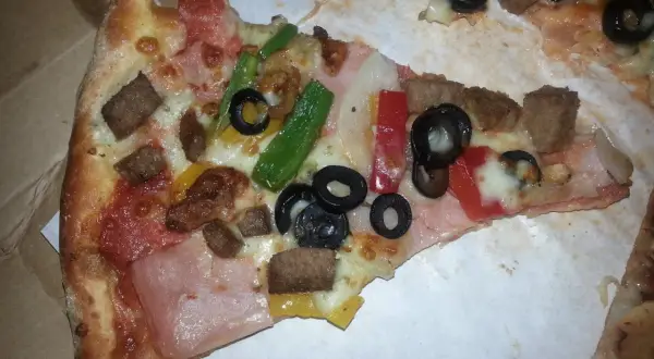 Średnia pizza Domino's – ile cm ma idealna porcja dla Ciebie?