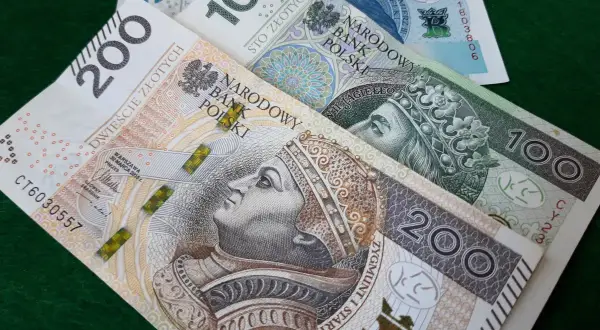 Polskie banknoty 200, 100 i 50 zł. Taka darowizna od rodziców może wymagać zapłaty podatku.