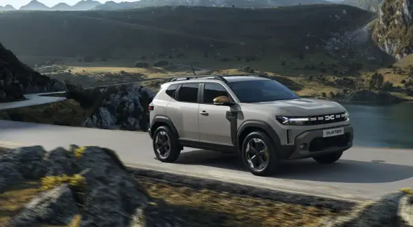 Nowa Dacia Duster przemierza malowniczą, górską drogę.