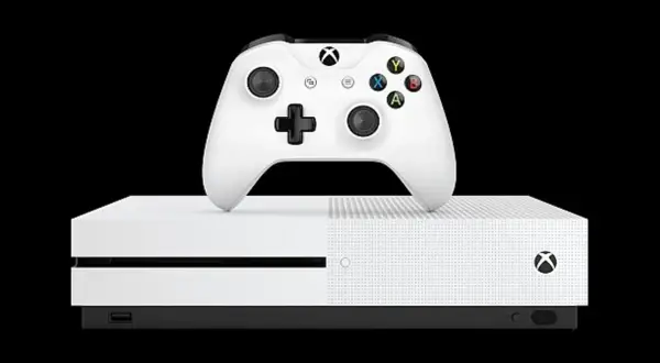 Biały kontroler Xbox One spoczywa na białej konsoli Xbox One na czarnym tle.