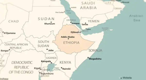 Mapa Afryki. Etiopia, zaznaczona na brzoskwiniowo, nie ma bezpośredniego dostępu do morza, granicząc z Dżibuti, Somalią i Kenią.