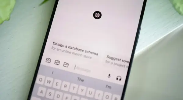 Ekran smartfona z interfejsem czatu AI, klawiaturą i ikoną ChatGPT.