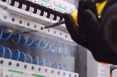 Gdzie skrzynka elektryczna w domu? Lokalizacja, przepisy i błędy