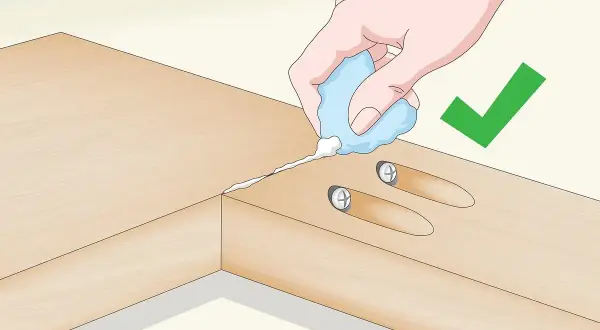 Nettoyer l'excès de colle sur l'abouter bois avec un chiffon. Le joint est solide.