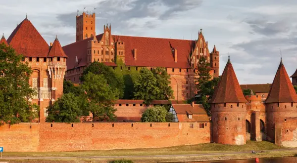 Zamki krzyżackie w Polsce: Odkryj ich fascynującą historię i tajemnice