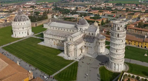 La piazza dei miracoli a Pisa, con la Torre Pendente, il Duomo e il Battistero, vista dall'alto.