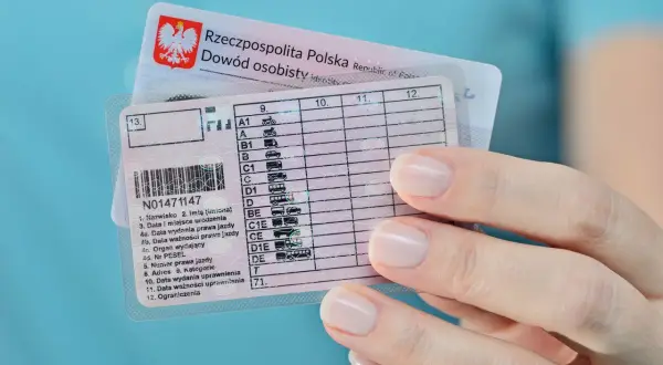 Prawo jazdy kat. B pozwala na przewóz do 9 osób. Na zdjęciu polskie dokumenty: dowód osobisty i prawo jazdy.