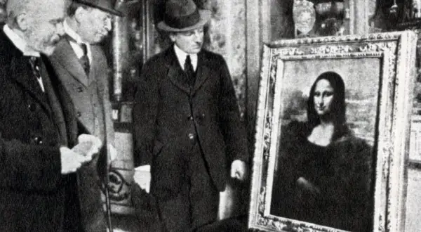 Mona Lisa skradziona! Obraz powrócił po kradzieży, a mężczyźni w garniturach oglądają go z uwagą.