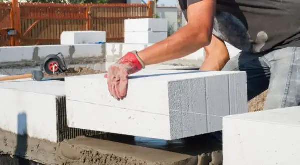 Beton komórkowy 500 czy 600 - który wybór da lepszą izolację?