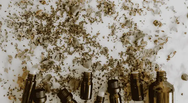 Kleine flesjes met etherische oliën en gedroogde kruiden, 6 alternatieven voor antidepressiva.