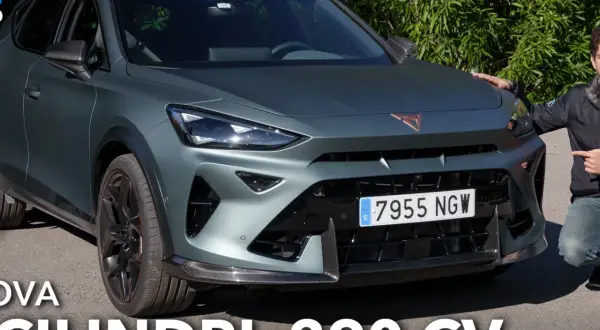 Cupra Formentor VZ5 grigia opaca, con un uomo che indica il cofano. Potente e aggressiva.