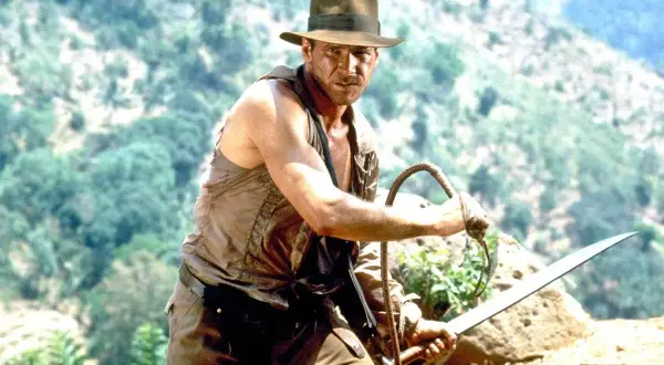Harrison Ford som Indiana Jones, redo för äventyr i en djungel. En ikonisk scen från filmer med Harrison Ford.