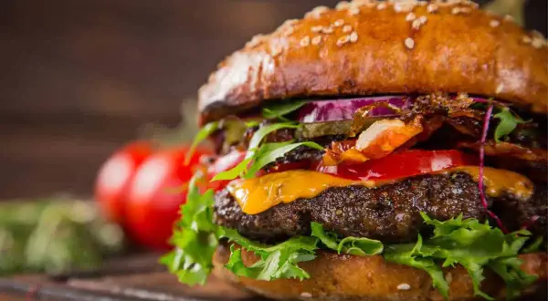 Prepara l'hamburger di manzo perfetto: i segreti da pro.