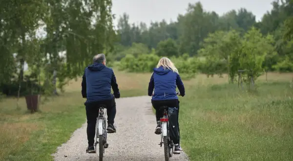 Para zwiedzająca łódzkie trasy rowerowe, ciesząca się zielenią i spokojem.